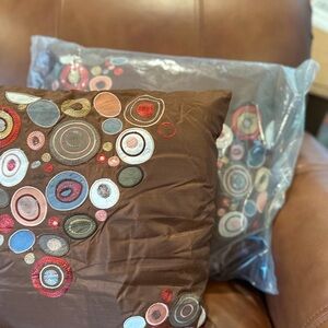 Set of two pillows